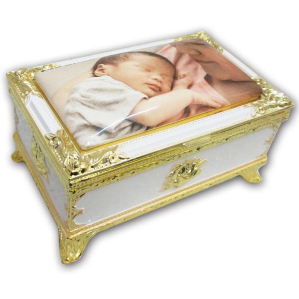 陶板専門職のアニバーサリーグッズ。　【商品説明】大切な思い出に。プレゼントに。オーダーメイドアンチモニーオルゴール。スマホやデジカメの写真をお送りください。小物入れとしてインテリアとして飾ってください。 お写真は陶磁器用の釉薬で高温焼成しま...