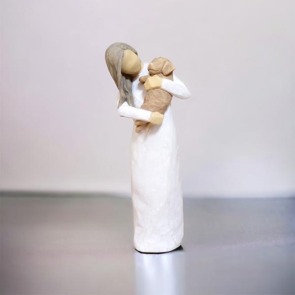 WillowTreeシリーズは、アメリカ人アーティストスーザンローディ (米国ミーリ州在住）の手によってデザインされた彫刻作品です。大きな特徴として、人形でありながら顔を持たず、体のひねりやしぐさによって人生のシーンや感情を表現しているとこ...