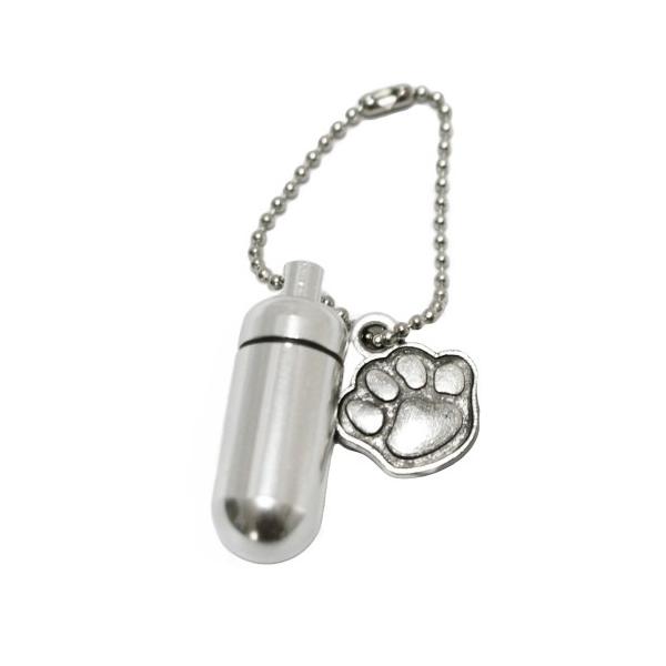 大切なペットちゃんの遺骨、遺毛などを納める手元供養ケース、肉球（あしあと型）チャームつきです。ご家族同然だったペットちゃんをカプセルに納め、ちょっとしたお散歩や旅行先などの際にもお持ち歩きできます。お骨壷の代わりとして仏前やお写真の前に安置...