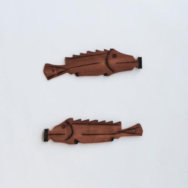 さかな 木笛二色の音が優しく響く愉快なサカナ型のウッドホイッスルですサイズ： 約　H20xW4.5xD2cm素材： 木仕入国： タンザニア