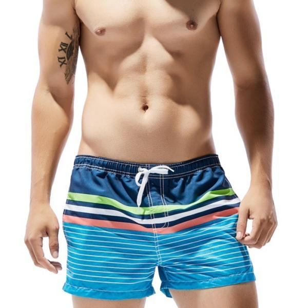 【3980円以上お買い上げ送料無料】爽やかストライプのトランクスタイプ男性水着（海パン）です。軽量で速乾の素材で履き心地抜群。両サイドにポケットが付いており、マリンアクティブティの他、普段の部屋着としても最適の水陸両用ハーフパンツとなります...