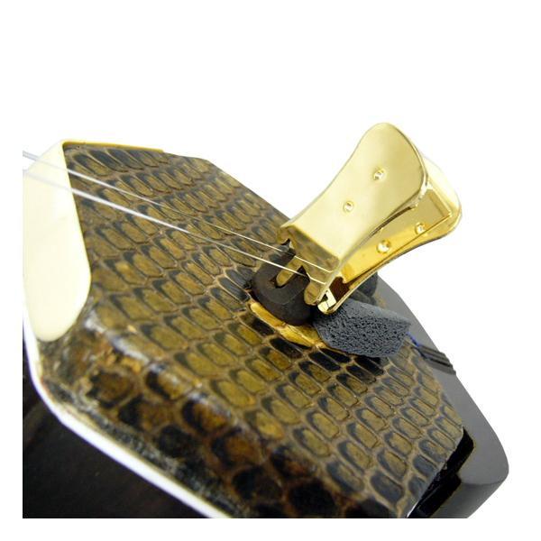 普通の駒に挟むだけの簡単構造。現在ご使用の二胡の駒に挟んで頂きます。※取り付け可能な駒の形状は写真掲載の通り真ん中に穴が開いているタイプになります。※駒の溝に関しまして、極端に弦の間隔が狭くなっている物は装着出来ない可能性がございますのでご...