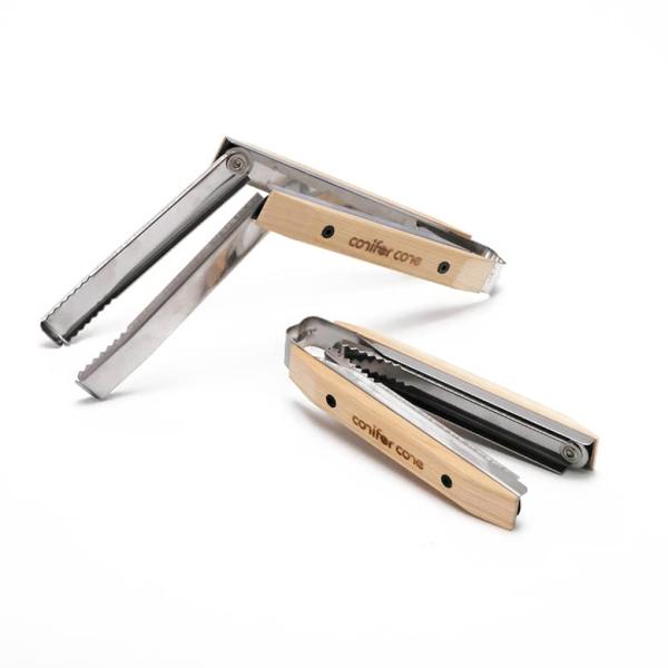 conifer cone アングルマスター フォールディングトング トング コンパクト コニファーコーン 折りたたみトング 火バサミ 薪バサミ 小型【商品名】フォールディングトング【重量】80g【外形寸法】 （使用時）長さ：235mm 　高...