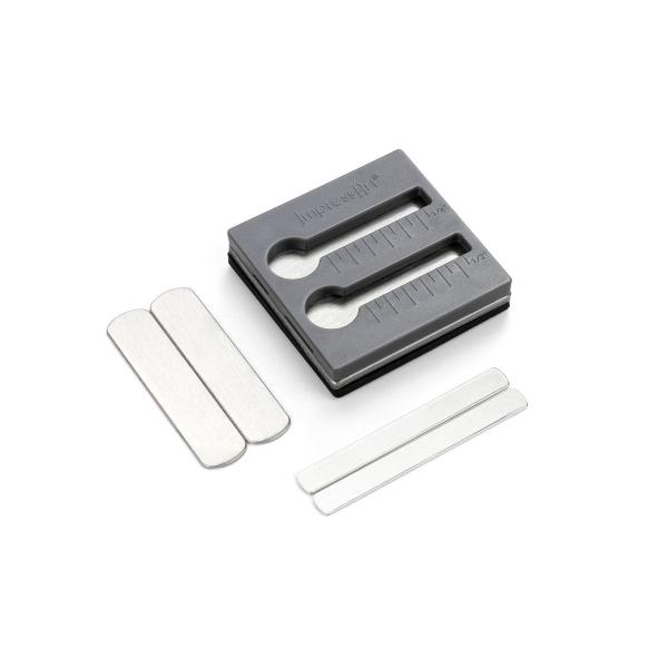 リング用スタンプストレート治具を使用して打刻すると指輪用パーツにまっすぐ簡単にデザインを刻印できます。対応リングパーツと刻印・約6mm幅のパーツに3mmサイズの刻印・約9.5mm幅のパーツに6mmサイズの刻印と一緒に使用します。磁気ジグは付...