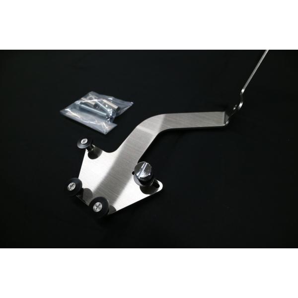 ●材質　　　ステンレス（SUS304）ヘアライン　3.0mm●対応車種　エブリイ　DA17V　DA17W　運転席側●付属品　　本体、カラー、ワッシャ、ネジ、スペーサー●商品説明　・エブリィ（DA17V　DA17W）のアシストグリップに取り付...