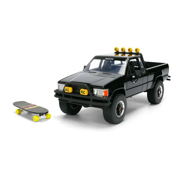 バック トゥ ザ フューチャー 1985 Toyota SR5 Pickup and Marty’s Skateboard 1/24 JADA トヨタ ハイラックス Back To The Future ジャダ ミニカー スケボー