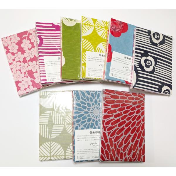 約12x18x1.5cm両面染、リバーシブルの風呂敷を御朱印帳の2面に配しています同じ柄で色違いでオモテウラになっています。写真は並べてありますので参考になさってください長い1枚の紙を等間隔に互い違いに折り曲げて重ねてある蛇腹タイプ白い紙部...