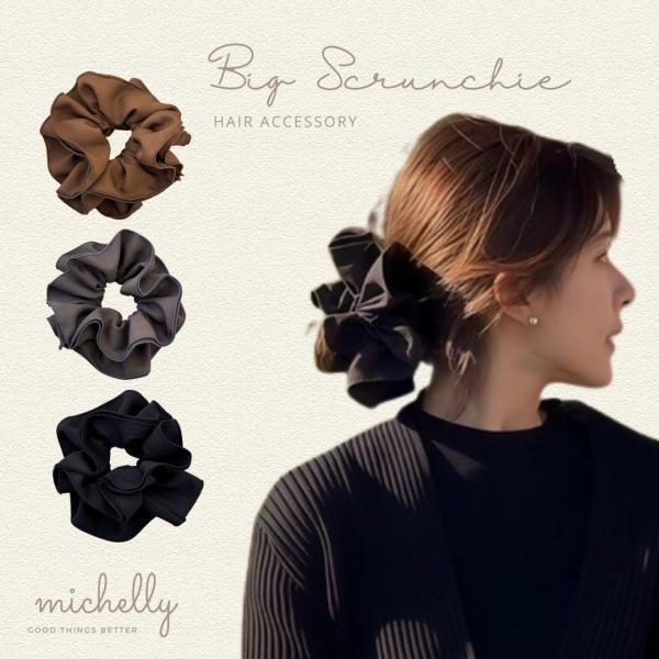 \ 存在感たっぷりの“ビッグシュシュ” /つけるだけで華やかさがぐっと増す主役級アイテム。ふんわり広がる2枚重ねの立体フリルが、簡単なひとつ結びやお団子ヘアを一気におしゃれに仕上げてくれます。程よいハリ感のある素材で形が崩れにくく、大人の女...