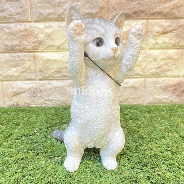 ベニーズキャット 手をあげろ サバ白 猫 置物 可愛い リアル 激安卸販売新品 アニマルオブジェ 仔猫 子猫 かわいいネコ ガーデンオーナメント 動物 庭 インテリア 雑貨