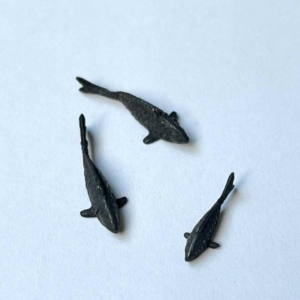 【内容】・盆景　鯉　大サイズ…2個鯉　小サイズ…1個サイズ 大サイズ：幅１．７ｃｍ×高さ０．６ｃｍ×奥行き０．７ｃｍ　小サイズ：幅１．３ｃｍ×高さ０．４ｃｍ×奥行き０．５ｃｍ●モニターの色と実際の色が異なることがございます。あらかじめご了承...