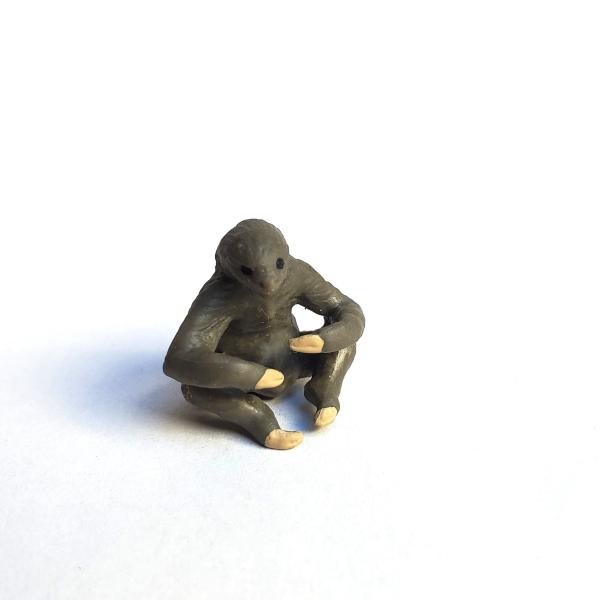 ■ 商品説明 そのままインテリアにするもよし枯山水セットや植物のお供にするもよし。 たのしみ方はいろいろです。ミニチュア　なまけものセット内容 なまけもの…１個サイズ（およその大きさ） ・横約1.8cm×高さ2cm×奥行1.7cm材質 熱可...