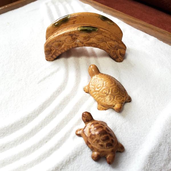 ■ 商品説明 添配（てんぱい） ミニチュア　 そのままインテリアにするもよし枯山水セットや植物のお供にするもよし。 たのしみ方はいろいろです。枯山水セットに並べて飾れる３つのミニチュアを『とある神社にある池の風景』をテーマに集めてみました。...