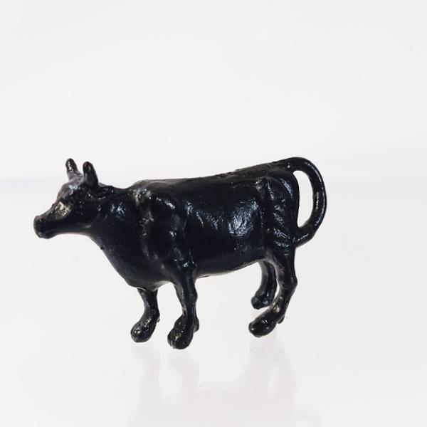 職人の技-伝統的工芸品鋳物の鋳造法のなかで最も精度が高く、蜜蝋で原型を作り、土に包んで高温で焼くと、熱によって原型の蝋が溶け、隙間が生まれます。ここに溶かした金属を流し込みます。 現代では、ロストワックス法が主流となっています。高精度で緻密...