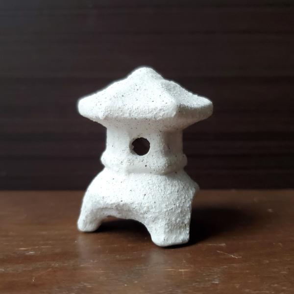 商品説明 添配（てんぱい） ミニチュア　 そのままインテリアにするもよし枯山水セットや苔盆栽、苔テラリウムのお供にするもよし。 たのしみ方はいろいろです。ミニチュア　トウロウ三つ足白色セット内容 ミニチュア　トウロウ三つ足白色…１個サイズ（...