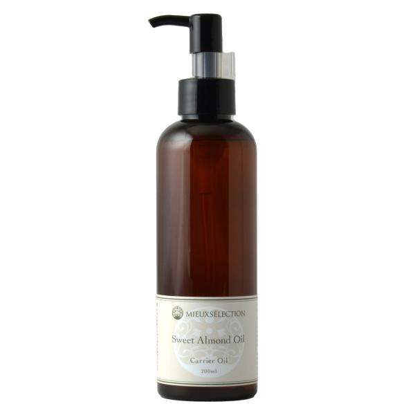 スイートアーモンドオイルはほとんど香りのない軽いオイルで、すぐに皮膚へ浸透します。栄養分が豊かで、なかでもタンパク質を多く含み、肌をなめらかにしてくれます。一般的に広く用いられるマッサージ用のベースオイルです。たいていのものが常温搾りで、ビ...
