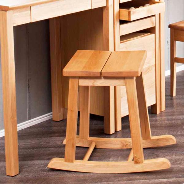 木目が美しく、滑らかな手触りとぬくもりを感じられる、天然木アルダー材を使用した家具。素材感を生かすオイルフィニッシュ。tinyII　rocking stoolサイズ：幅38cm×奥52cm×高44.5cm材質：天然木アルダー無垢材塗装：オイ...
