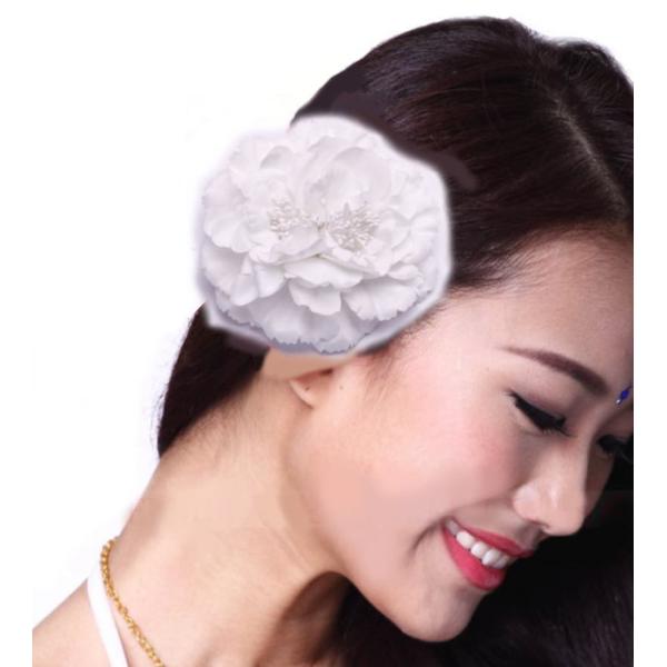 【送料無料】■訳あり ホワイト 白 white の【新品】出品です。つけてしまえばわからない程度の汚れ・シミがございます。返品交換不可商品ですので、ご了承いただいた上でお買い求めくださいませ。・営業日即日発送※花との接着面は、金具から布生地...