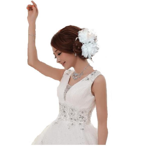 ■訳あり 白 ホワイト white  の【新品】出品です。【メール便 送料無料】※ゴムの箇所に汚れがございます。表には見えませんので気にならない方宜しくお願いいたします。レースや羽根フェザーが装飾され、豪華なコサージュです。和装,パーティー...