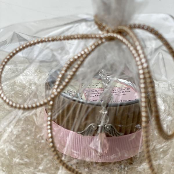 ソリッドソリューションはピュアなサステナブルソリ(大豆)をもとに98%自然素材2%肌に優しい香料で作られた保湿バーム(香油）。円盤型の固形バームを掌で温めるか指でこすって手全体になじませたり、ひざやかかとに直接円を描くように塗ってご使用くだ...