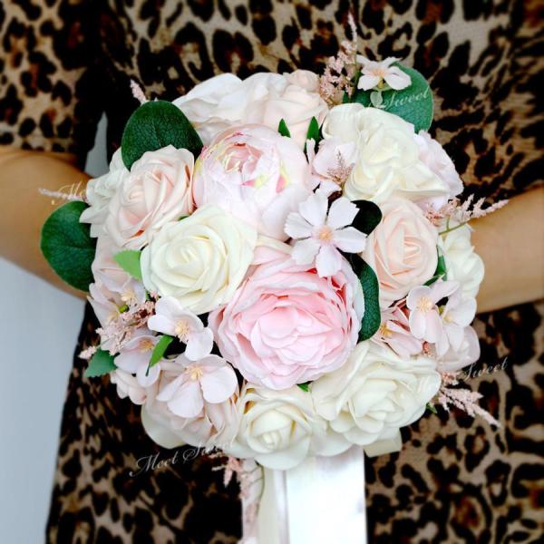 可愛いブーケです。ブライダル、イベント贈答品、インテリアに最適です。晴れの舞台に、新しいタイプのサプライズプレゼントとしてお勧めです。生花と違って枯れることがないので、思い出と一緒にいつまでも形として残せます。サイズ：幅約 22cm 高さ約...