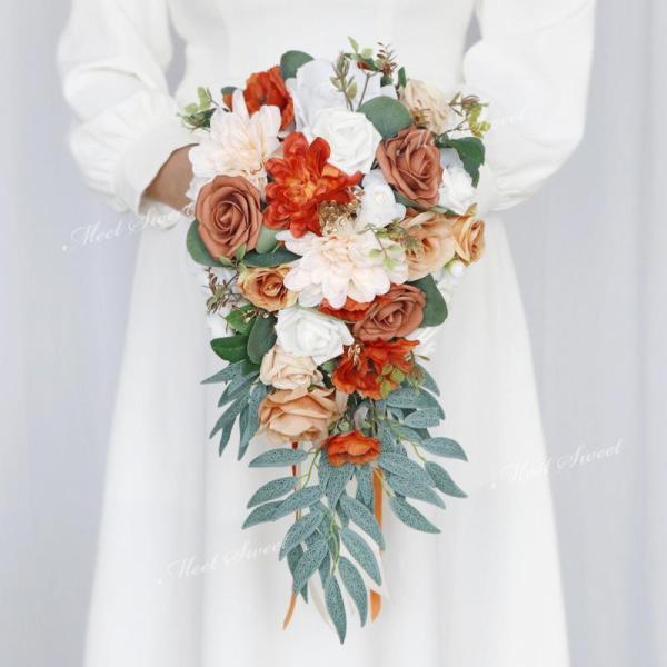 可愛いブーケです。ブライダル、イベント贈答品、インテリアに最適です。晴れの舞台に、新しいタイプのサプライズプレゼントとしてお勧めです。生花と違って枯れることがないので、思い出と一緒にいつまでも形として残せます。サイズ：幅約 26cm 高さ約...