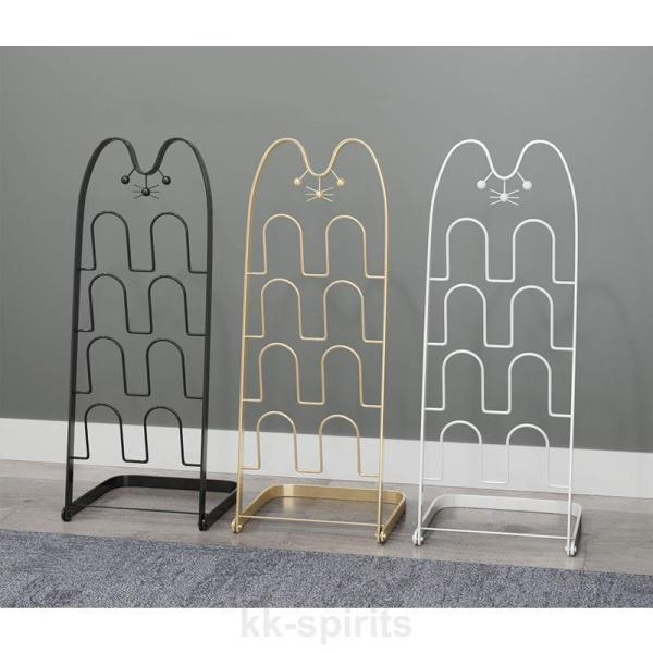 猫の顔が入った可愛いスリッパラック。カラーは３色からお選びいただけます?スチール製で折り畳めるからスリムで４足組のスリッパ立て。スリッパスタンドがあれば来客時も玄関の収納をスッキリさせることができ、薄型の無地だから、靴箱の付近に違和感なく溶...