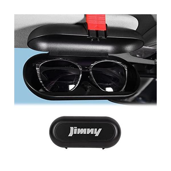 【デザイン】：スズキジムニー専用設計・ロゴ付きとても格好いいです。【特徴】：運転中でもワンタッチで開閉ラクラク！スタイリッシュで高級感のある車用メガネケースです。片手で簡単に眼鏡を出し入れできるほか、運転中の衝撃で勝手に開いてしまう心配もあ...