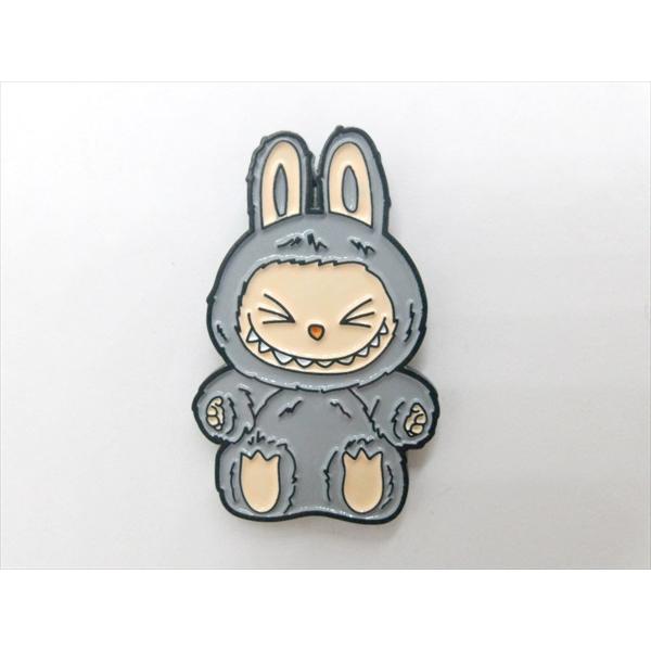 【ピンバッジ/pin badge】The Monsters ラブブ 喜びお座り グレー ピンズ バッジ ピンバッチ ザ・モンスターズ 絵本 カシンローン Labubu アメ雑 雑貨