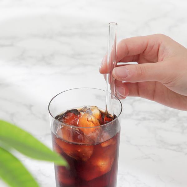 冷たいドリンクの清涼感をより唇に感じられるガラス製ストローです。ひと息入れてドリンクを楽しむ時、プラスチックや紙ストローだとなんだか雰囲気が出ないしゴミも気になりますよね。ガラスのストローなら冷たい美味しさをそのまま楽しめて、透明感がありい...