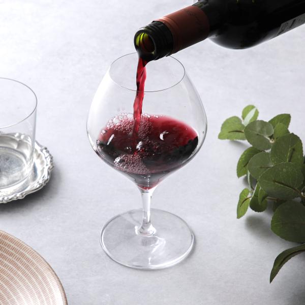 日常使いしやすい背の低いマシンメイドのワイングラスシリーズ。ボウル膨らみ部分のカクッとした形状が特徴で、ピッコロシリーズの別バージョンといった雰囲気です。少々ステムの付け根部分がピッコロに比べしっかりしているので、より安心感があると思います...