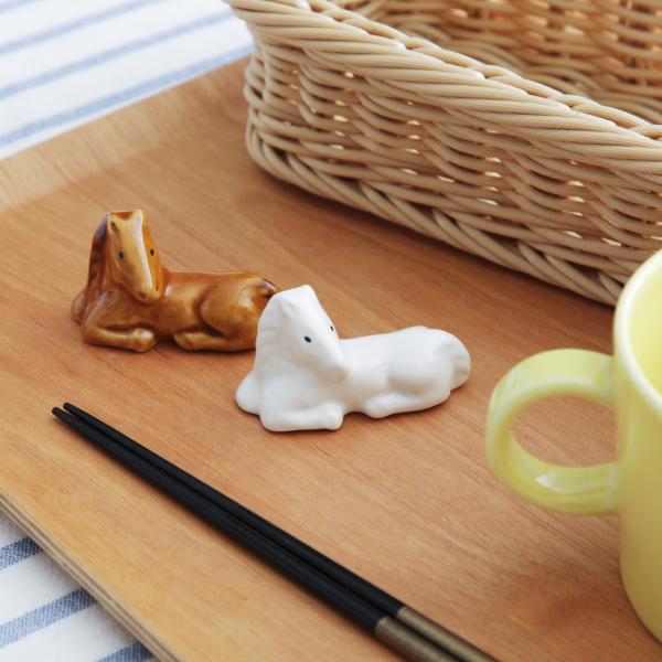かっこつけすぎてないけど、堂々とした顔立ちの馬の箸置き。何気なくナチュラルでかわいらしい箸置きです。玄関先などちょっとしたスペースに飾っていただいても。ひとつひとつ職人が手作りしている箸置きです。形やサイズ、色や顔の表情等が個々に異なります...