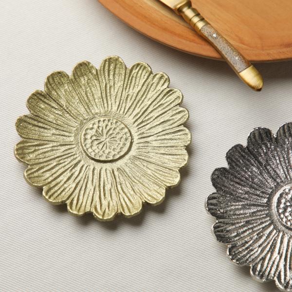 アルミでお花が象られたミニトレイ。ソーサーとしてや、ちょっとしたお茶請けを置いたり、アクセサリートレーとしても。サイズ：W10×D9.5×H0.9cm重量：55 g材質：アルミニウム生産国：インド