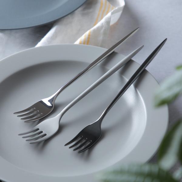 【お手入れ方法】・ご使用後はなるべく早く液体洗剤をスポンジなどにつけて洗い、乾いた柔らかい布で拭いて水気を完全に拭き取ってください。・クレンザーやスチールウール等は表面に傷がつくことがありますので使用しないでください。・落としたり硬いものに...