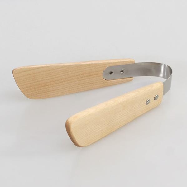 木のぬくもりがやさしい雰囲気にしてくれるテーブルトングです。食卓に置いていても邪魔にならないちょうどいいサイズで、使い心地もGOOD！サラダやパンのサービング用カトラリーとして、ぜひおすすめしたいアイテムです。同じシリーズで<a hr...