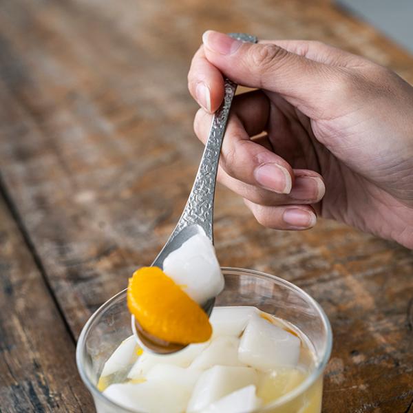 いつもの食卓のカトラリーを変えるだけでテーブルの上を華やかに。和の趣を感じられる今だ人気の鎚目模様。持ち手のデザインは燕市の彫金師に依頼し、試行錯誤を重ねて工業製品として表現。毎日の食事で職人技を身近に感じることができます。毎日の食卓で並び...