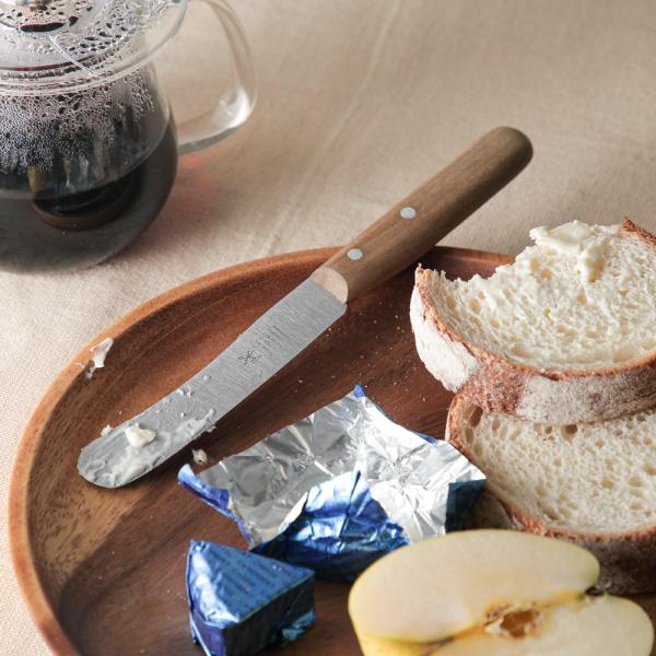 ロベルト・ヘアダーの代名詞的存在で人気No.1アイテム。丸みを帯びたかわいい形状が特徴的なオールドジャーマンは、食卓でパン屋果物やチーズなどの食材を切り分けるだけでなく、ジャムやバターをつけるのにも活躍してくれる万能ナイフ。別名朝食ナイフと...