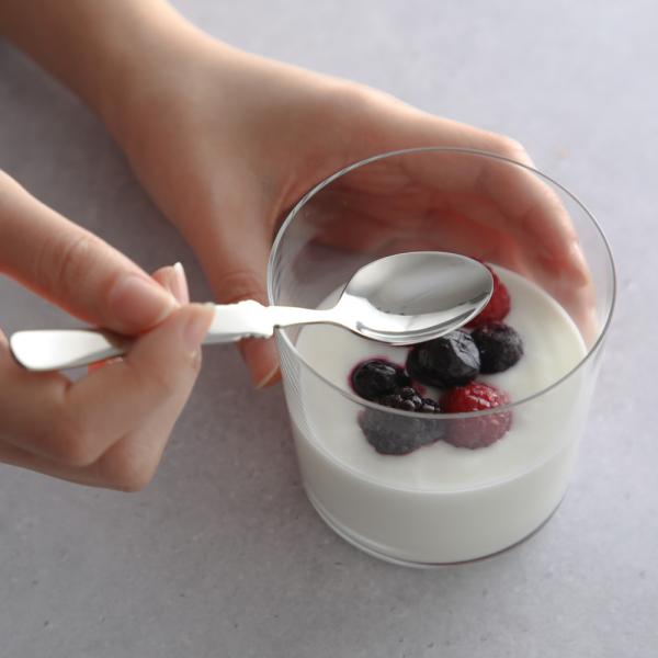 ヨーロッパの田舎を感じるレトロなかわいさがあります。Piccolo。その名の通り小さなカトラリー。コーヒーやティースプーンとして、フォークはフルーツやサラダ用に、ちょっとしたパイやケーキを食べる時にナイフや扱い大きさですし、ジャムやバターを...