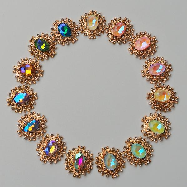 キラキラ ガラス製  オーバル型 センターパーツ 貼り付けパーツミルキーカラー オーロラカラー1個　90円サイズ： 約2.3cm×2.6cm（ 23mm × 26mm ）台座カラー： ゴールド☆数量1で1個☆A：ミルキーホワイトGB：ミルキ...