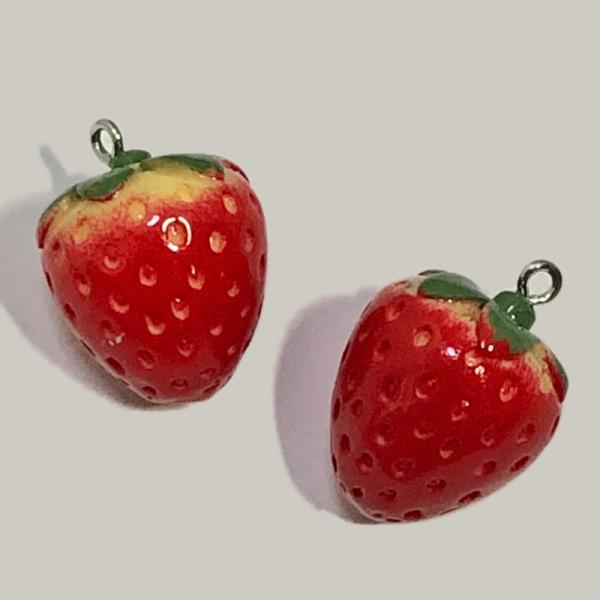 立体 苺 いちご チャーム デコパーツ スイーツデコ2個　120円サイズ：　約1.9cm×2.2cm（19mm×22mm）☆数量1で2個☆*:..。☆*゜¨゜゜・*:..。☆*゜¨゜゜・*:..。☆*゜¨゜・*:..。☆*゜当ショップの商品...