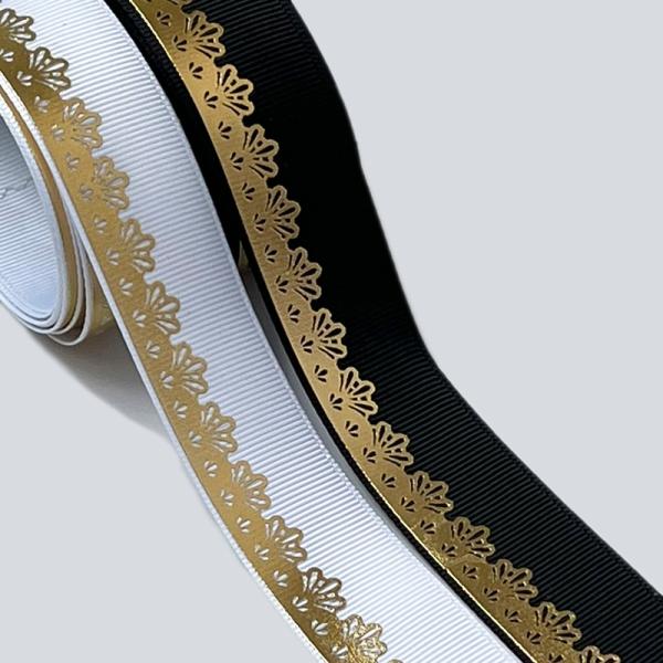 全2色 片側レース柄　グログランリボン  ゴールド  箔押しリボン幅：約2.5ｃｍ（25ｍｍ）☆ 数量1で1ｍ ☆ ご希望のカラーをお選びくださいA： 白B： 黒*:..。☆*゜¨゜゜・*:..。☆*゜¨゜゜・*:..。☆*゜¨゜・*:.....