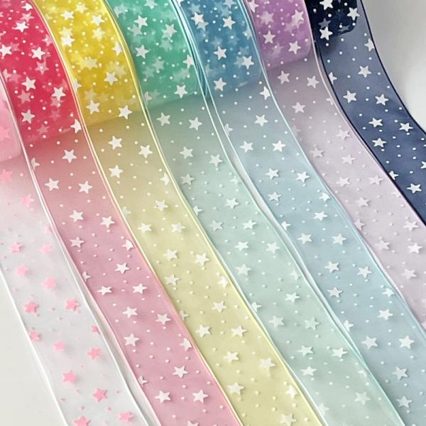 全7色 星柄　スター オーガンジーリボンリボン幅： 約2.5ｃｍ（25ｍｍ）☆ 数量1で1ｍ ☆ ご希望のカラーをお選びくださいA： ホワイトB： ピンクC： イエローD： グリーンE： ブルーF： ラベンダーG： ネイビー※お色は管理用で...