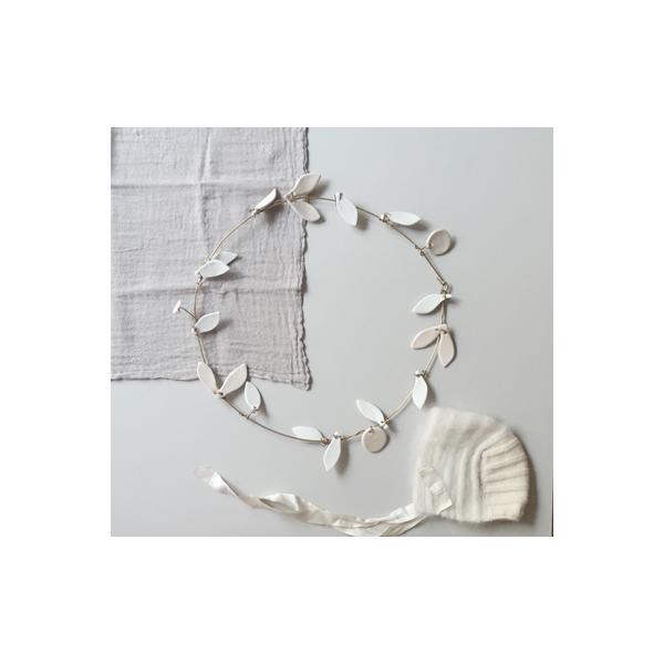 フランス製ハンドメイド磁器リースの上品な魅力