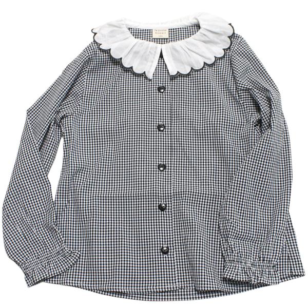 la poche biscuit ラ　ポシェ　ビスキュイ“ラ　ポシェ　ビスキュイ”のフリルボタンブラウス・丸みのあるスカラップカラーがユニークなデザイン・大ぶりの衿が顔回りをすっきり見せる◎・ハートのボタンがさりげないポイント・レイヤード次...