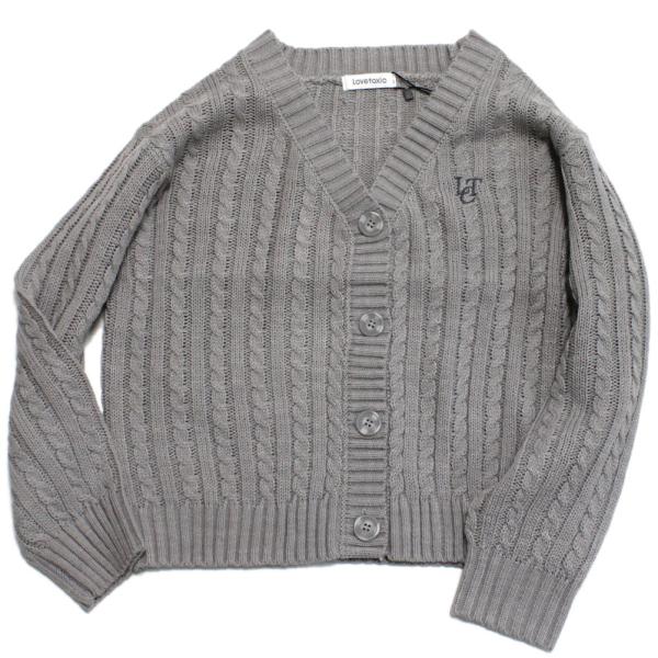 Love toxic ラブトキシック“ラブトキシック”のケーブルニットカーディガン・季節感あふれるケーブル編み・胸に同系色でロゴ刺繍・肌への張り付きを軽減する静電気抑制機能付き・マシーンウォッシャブル仕様でお手入れラク・毛玉になりにくいのも...