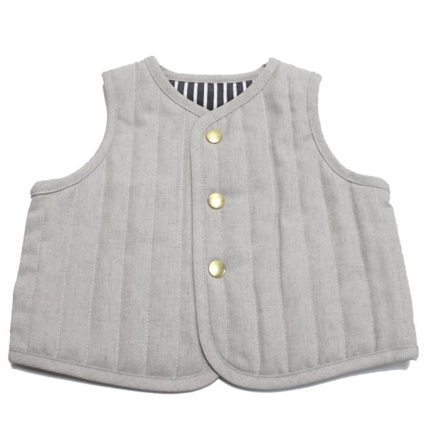 maarook マルーク“マルーク”の杢ツイルbabyキルトベスト・着こなしの幅が広がるリバーシブルベスト・A面はナチュラルな杢カラー・B綿はモノトーンで大人っぽいストライプ・高級感のあるゴールドのドットボタンがアクセント・同素材のドレスや...