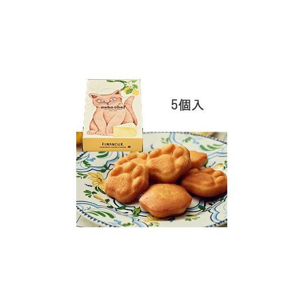 ショップ袋付ぼくの名前はネコシェフである。まいにちお菓子づくりに明け暮れるちょっと変わった猫なのさ。ここは自然ゆたかなチーズ工房。ぼくの住みか。なぜかって？ご主人自慢のチーズと森の果実が奏でるそのお菓子のハーモニーが絶品だから。お口を拝借。...