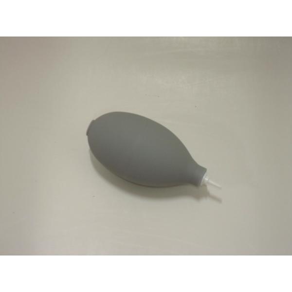 ■使用方法■1.補聴器からチューブを取り外し、エアブロアーを差し込みます（取り外さずに行うと水滴が補聴器内部に飛ぶ可能性があるので必ず取り外してください）2.エアブロアーを指で押して空気を送り込み水滴を外部に飛ばします。