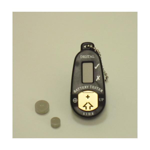 ■商品説明■補聴器用空気電池の残量を簡単にチェックできます。 携帯できる小型で、予備電池収納ポケット付。■使用方法■1.測定したい電池を＋面を上に向けてチェッカー下部の金属部に置き　上部にスライドさせて押し当てます。2.金属部上部の液晶パネ...