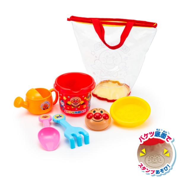 アンパンマンのおでかけ砂場セットが、カラフルに、よりかわいくなって新登場！アンパンマンが書いてあるビニールバッグに、砂場アイテムがコンパクトに収納されています。バケツが全面にアンパンマンのデザインが転写された、にぎやかなデザインになりました...