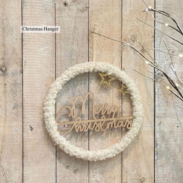クリスマスハンガーナチュラルウッドとホワイトファーが優しい印象を与える、クリスマス用リースハンガー。シンプルなデザインの中に、ゴールドの星モチーフがきらりと輝き、玄関やお部屋の壁に飾るだけでクリスマスムードを高めます。軽量設計で簡単に取り付...